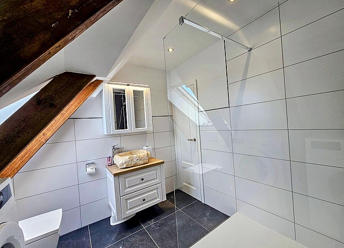 Badezimmer DG mit Waschmaschine und Trockner